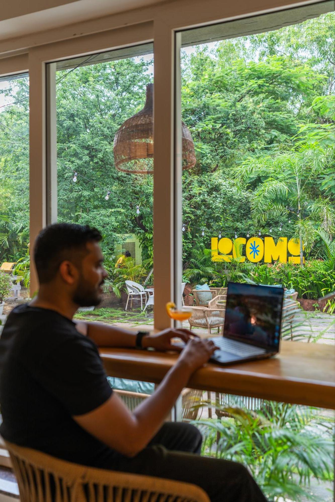 Locomo Boutique, Morjim - Stay Work Eat Eksteriør billede
